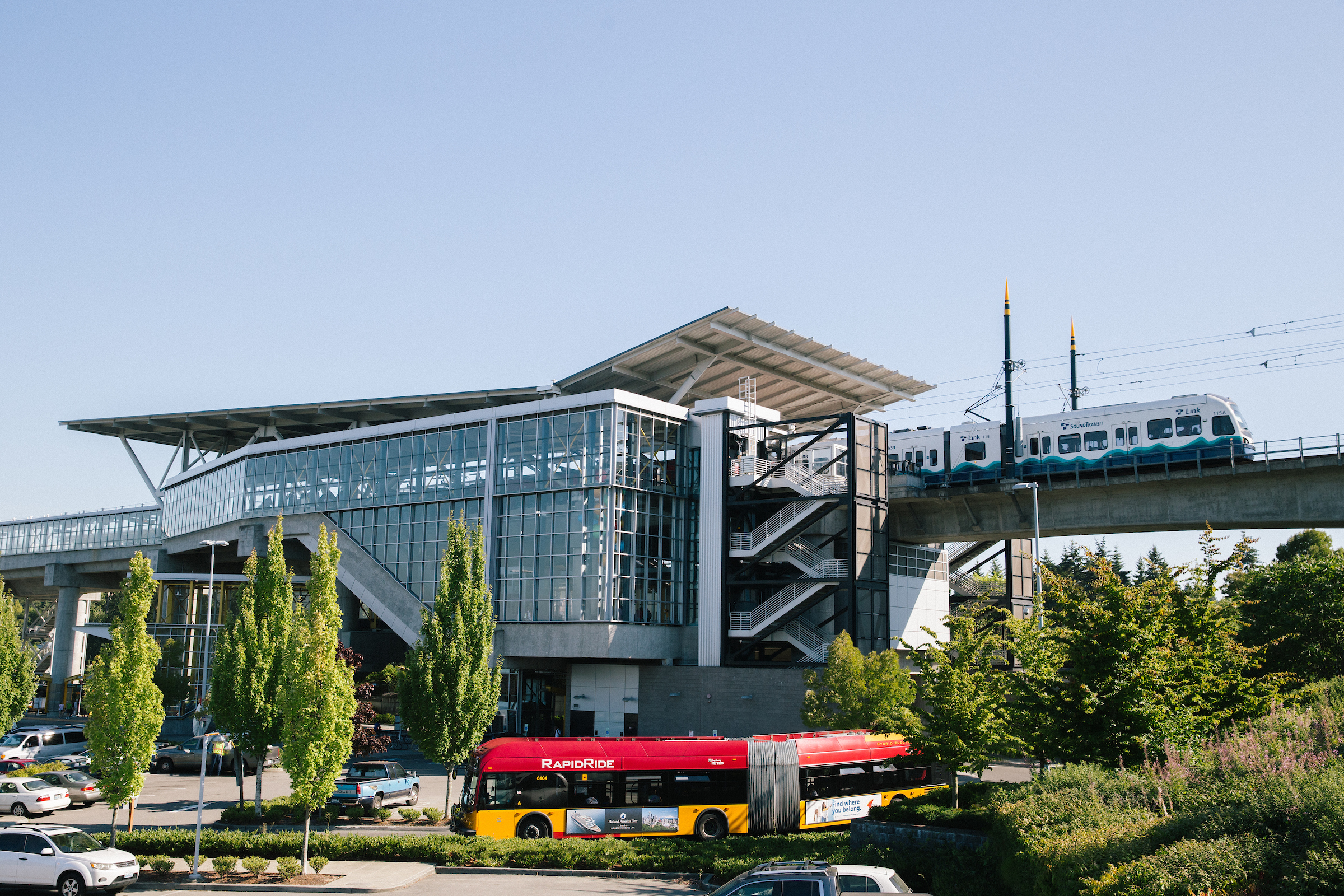 從遠處拍攝的Link輕軌車站，車站附近前景中有King County Metro巴士。